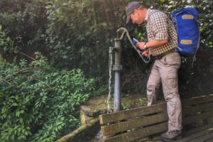 Schluffi an der Wasserpumpe