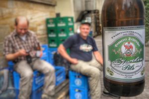 kurze Rast bei der Brauerei Schleicher in Kaltenbrunn mit Storchen-Pils